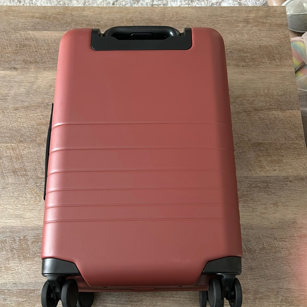 Monos carry, new no tags